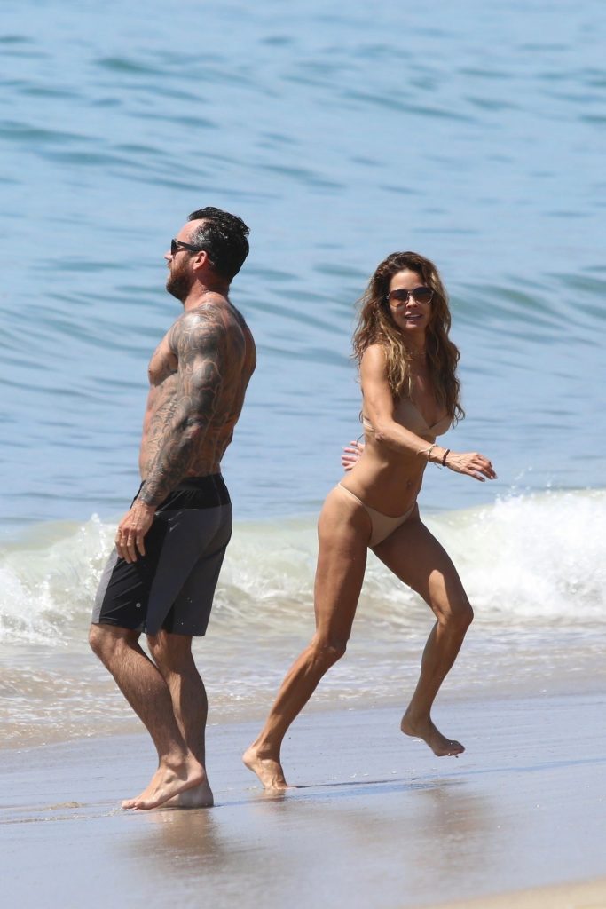 Thirsty MILF Brooke Burke Showing Her Immaculate Body at the Beach gallery, pic 108