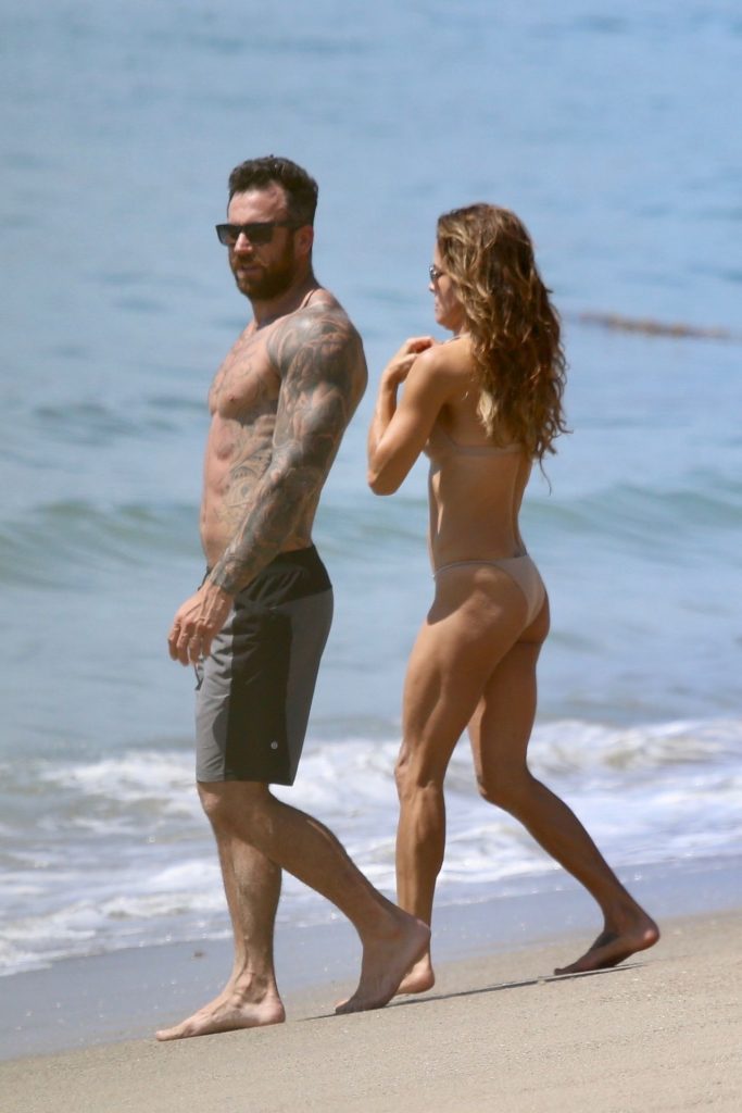 Thirsty MILF Brooke Burke Showing Her Immaculate Body at the Beach gallery, pic 114