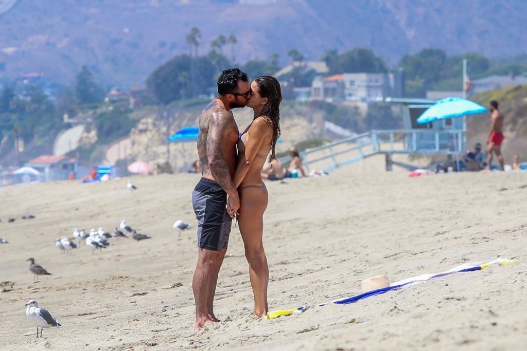 Thirsty MILF Brooke Burke Showing Her Immaculate Body at the Beach gallery, pic 12