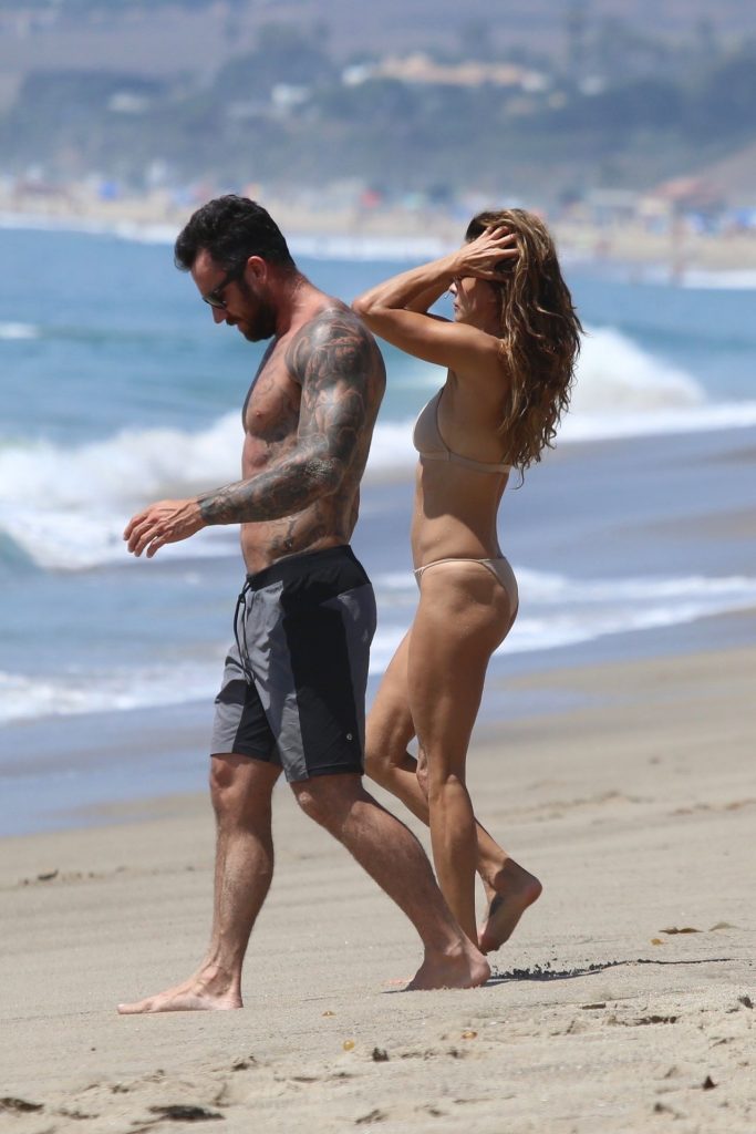Thirsty MILF Brooke Burke Showing Her Immaculate Body at the Beach gallery, pic 122