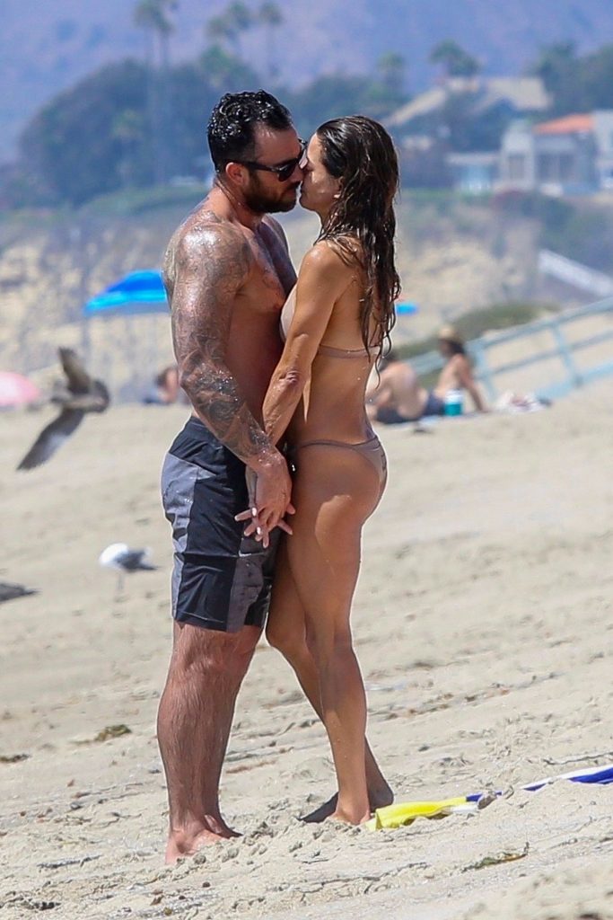Thirsty MILF Brooke Burke Showing Her Immaculate Body at the Beach gallery, pic 138