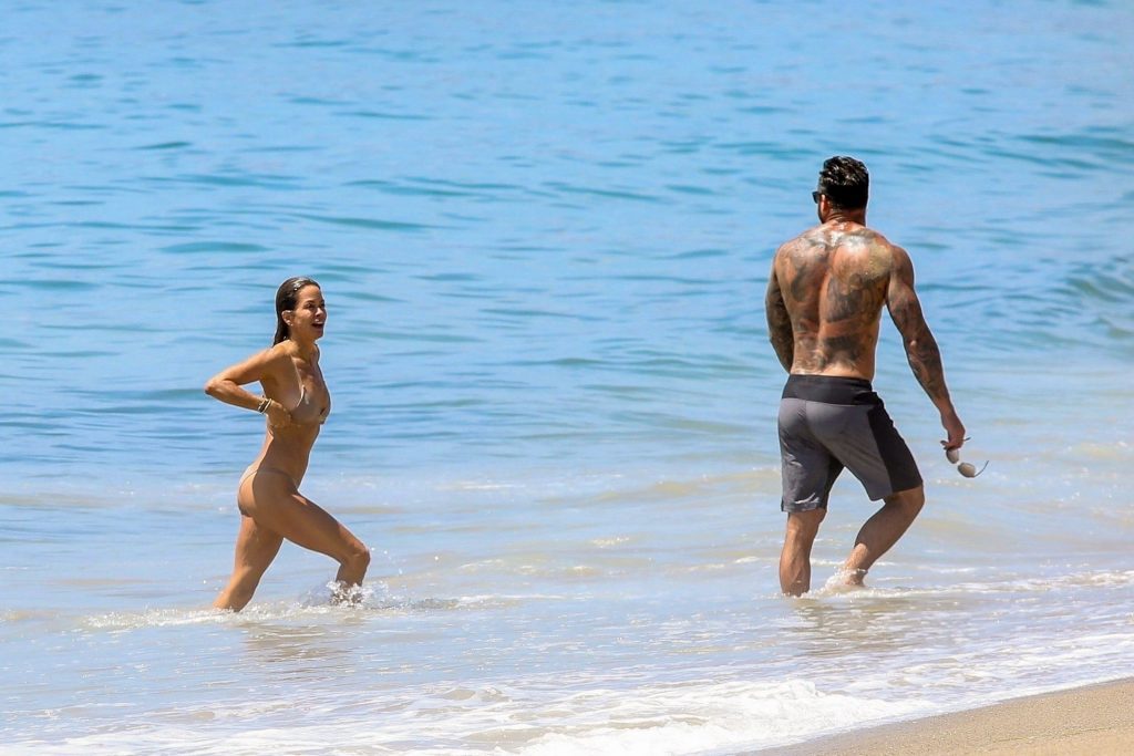 Thirsty MILF Brooke Burke Showing Her Immaculate Body at the Beach gallery, pic 144