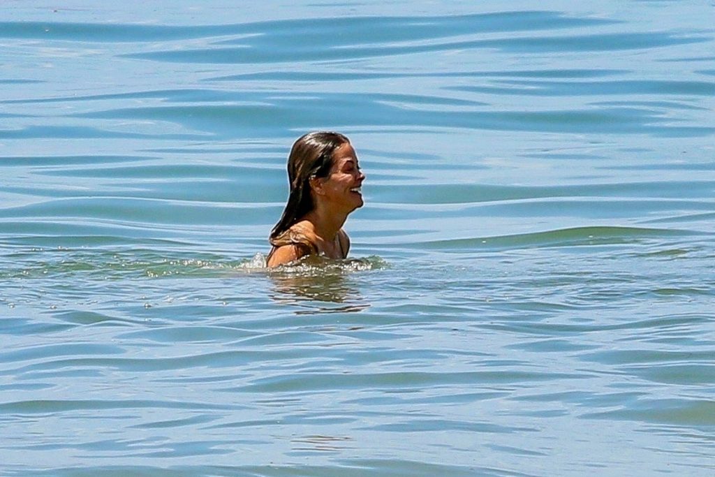 Thirsty MILF Brooke Burke Showing Her Immaculate Body at the Beach gallery, pic 148