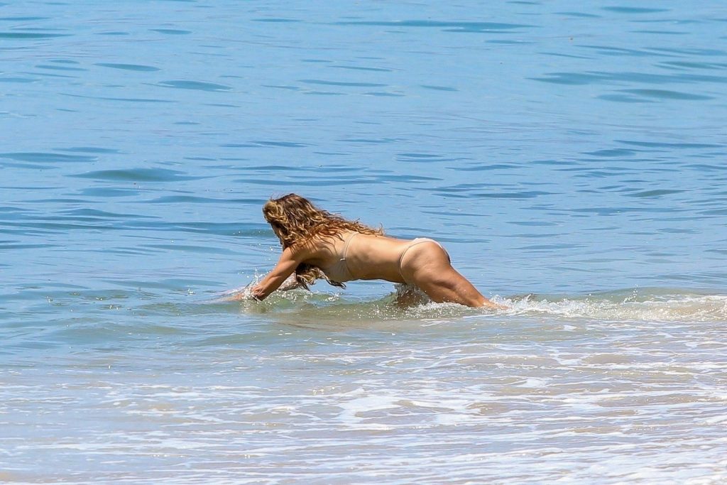 Thirsty MILF Brooke Burke Showing Her Immaculate Body at the Beach gallery, pic 158