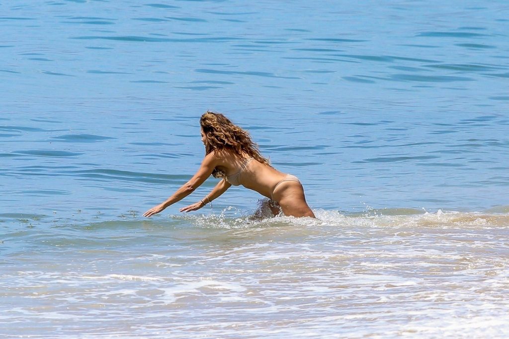 Thirsty MILF Brooke Burke Showing Her Immaculate Body at the Beach gallery, pic 160