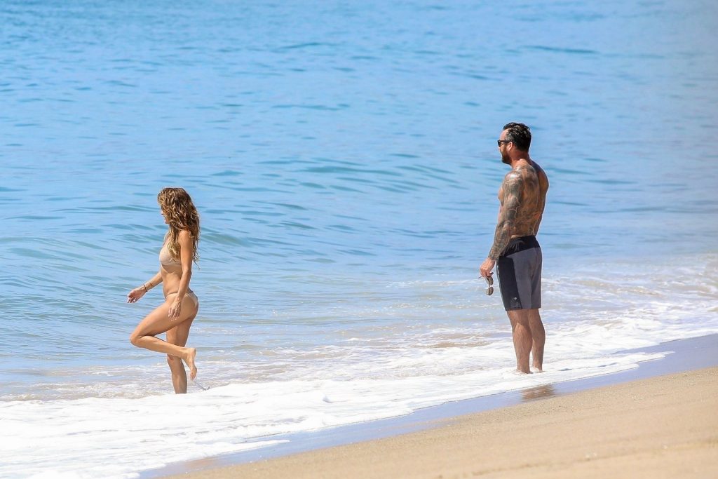 Thirsty MILF Brooke Burke Showing Her Immaculate Body at the Beach gallery, pic 168