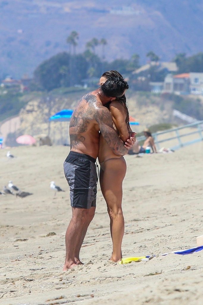 Thirsty MILF Brooke Burke Showing Her Immaculate Body at the Beach gallery, pic 172