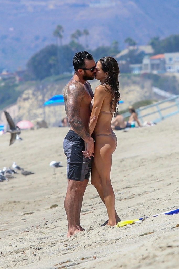 Thirsty MILF Brooke Burke Showing Her Immaculate Body at the Beach gallery, pic 18