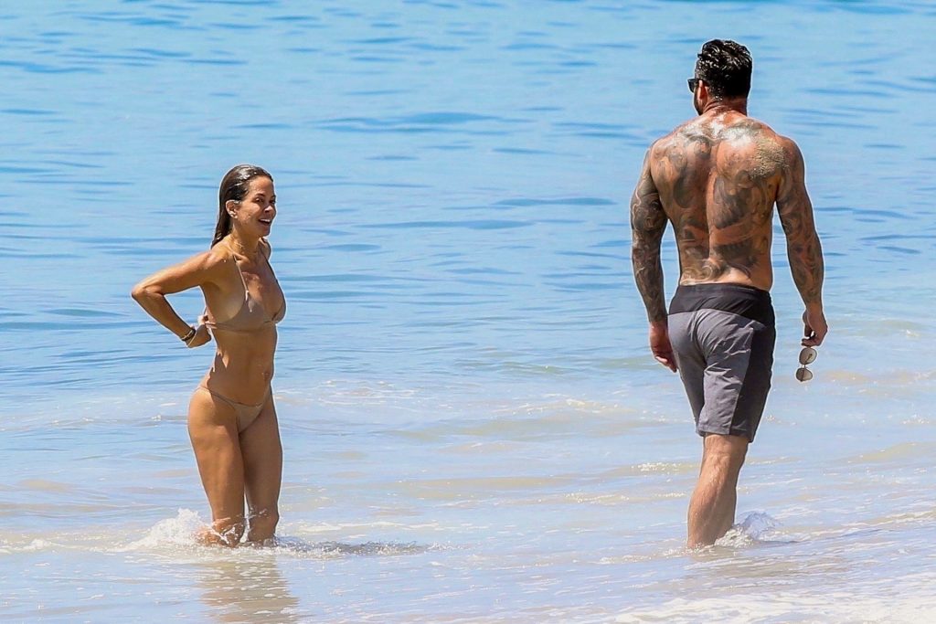 Thirsty MILF Brooke Burke Showing Her Immaculate Body at the Beach gallery, pic 180