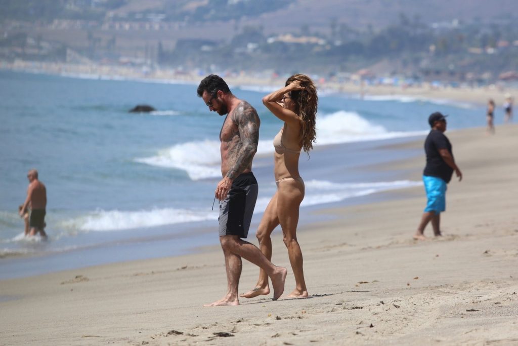 Thirsty MILF Brooke Burke Showing Her Immaculate Body at the Beach gallery, pic 186
