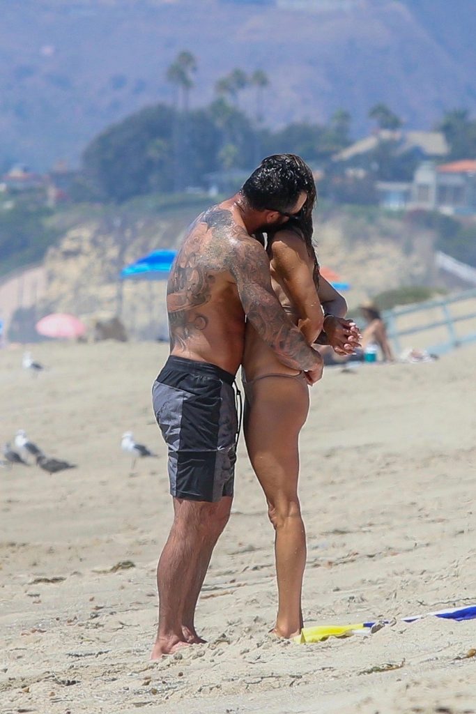 Thirsty MILF Brooke Burke Showing Her Immaculate Body at the Beach gallery, pic 188