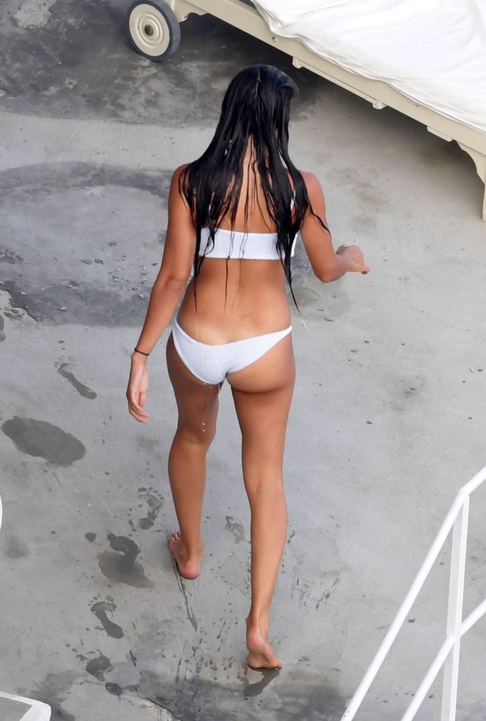 Gorgeous Brunette Isabel Pakzad Shows Her Bikini Body  gallery, pic 20