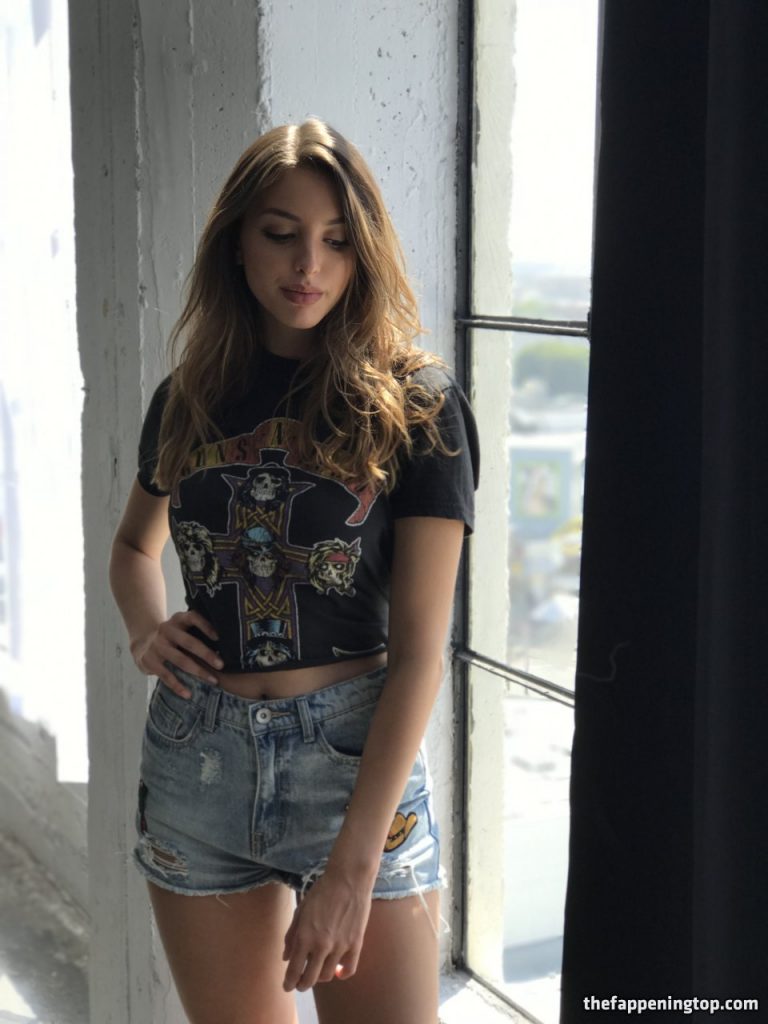 Young Model/Singer Celine Farach Displays Her Nude Body gallery, pic 4