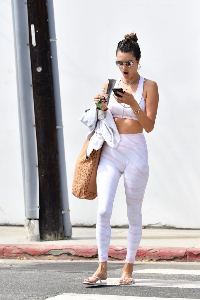 Alessandra Ambrosio Looks Perfect in Her Skintight Yoga Outfit gallery, pic 46