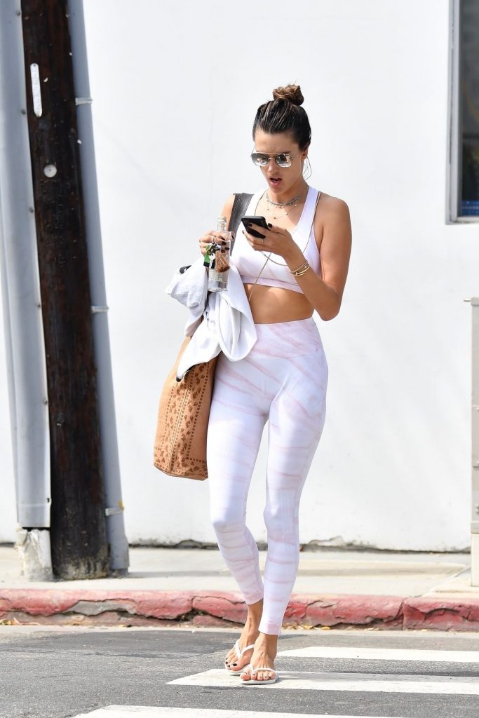 Alessandra Ambrosio Looks Perfect in Her Skintight Yoga Outfit gallery, pic 48