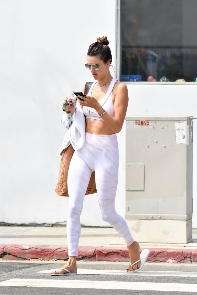 Alessandra Ambrosio Looks Perfect in Her Skintight Yoga Outfit gallery, pic 52