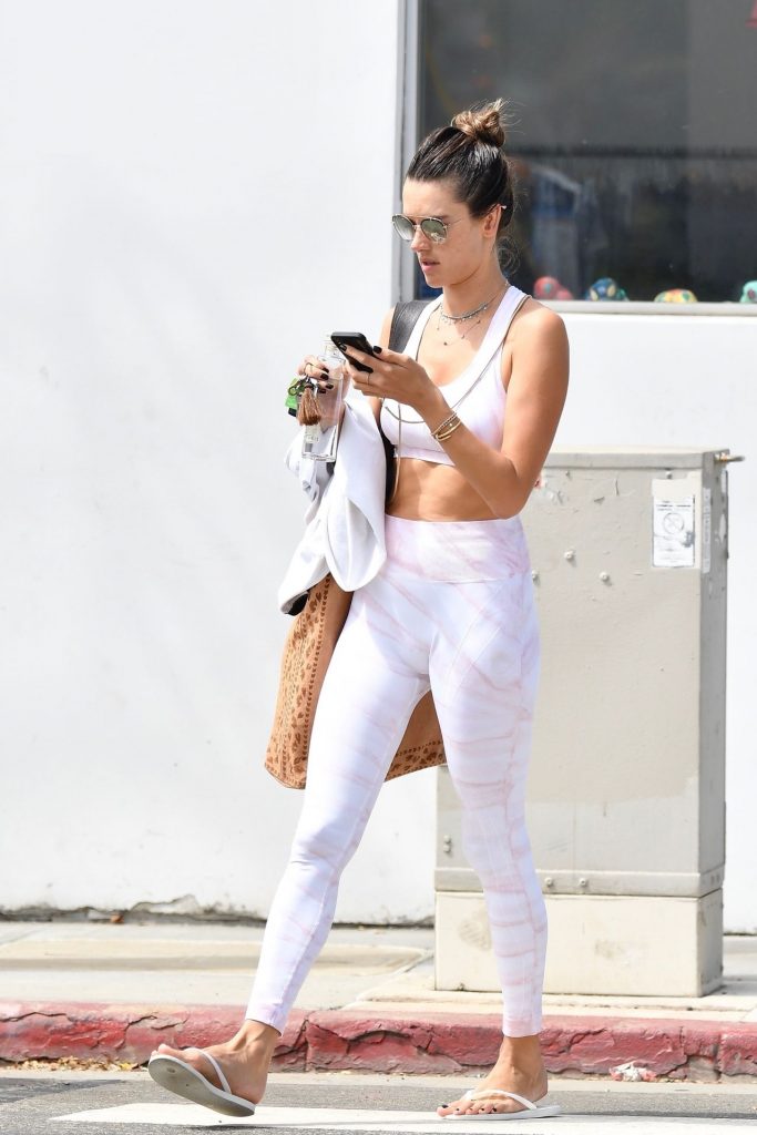 Alessandra Ambrosio Looks Perfect in Her Skintight Yoga Outfit gallery, pic 56