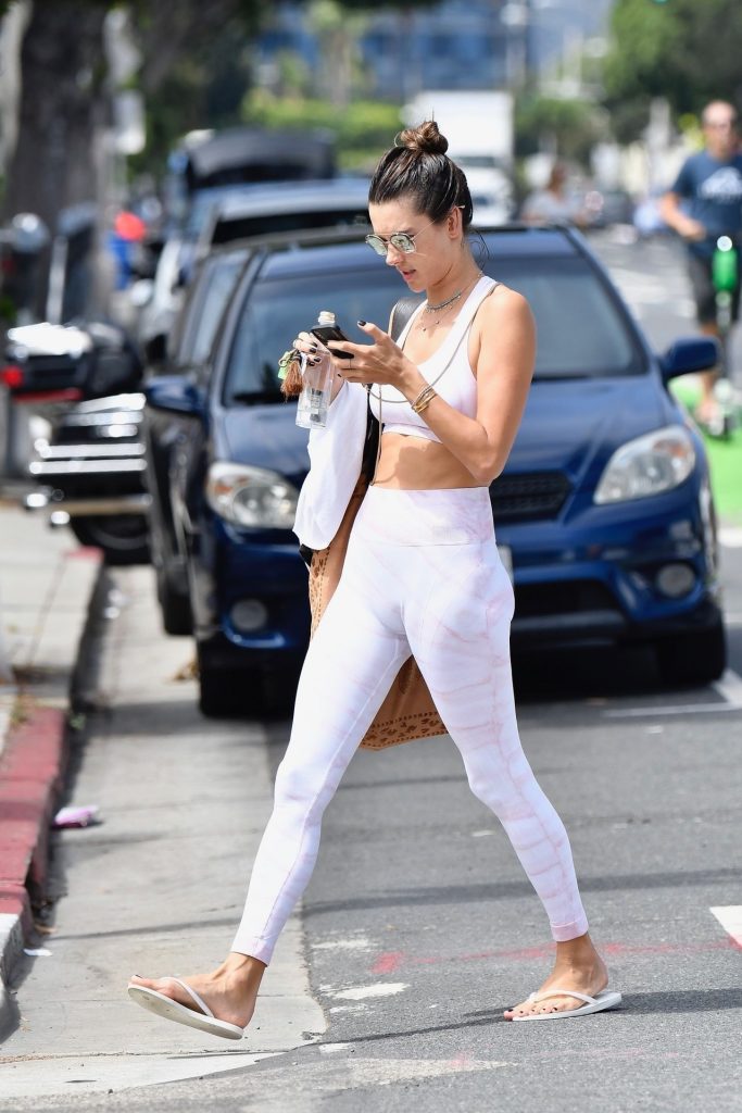 Alessandra Ambrosio Looks Perfect in Her Skintight Yoga Outfit gallery, pic 72