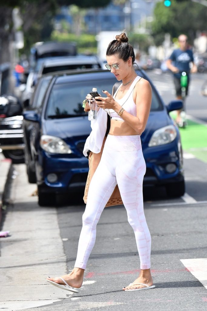 Alessandra Ambrosio Looks Perfect in Her Skintight Yoga Outfit gallery, pic 74