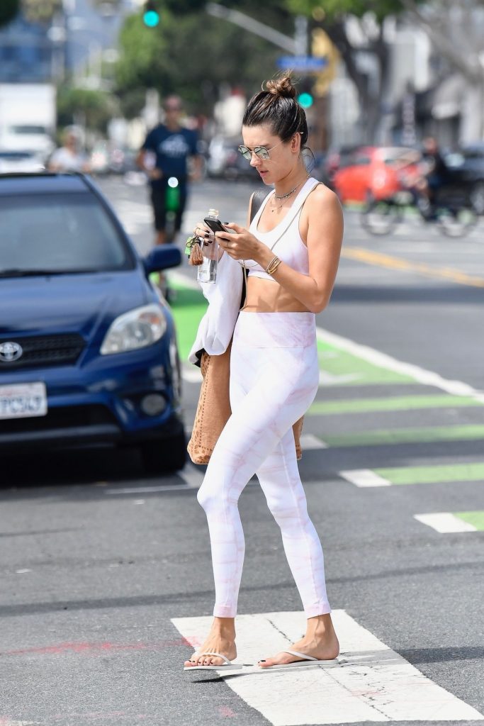 Alessandra Ambrosio Looks Perfect in Her Skintight Yoga Outfit gallery, pic 78