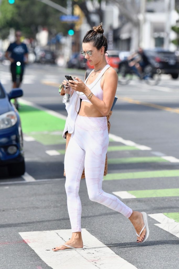 Alessandra Ambrosio Looks Perfect in Her Skintight Yoga Outfit gallery, pic 84