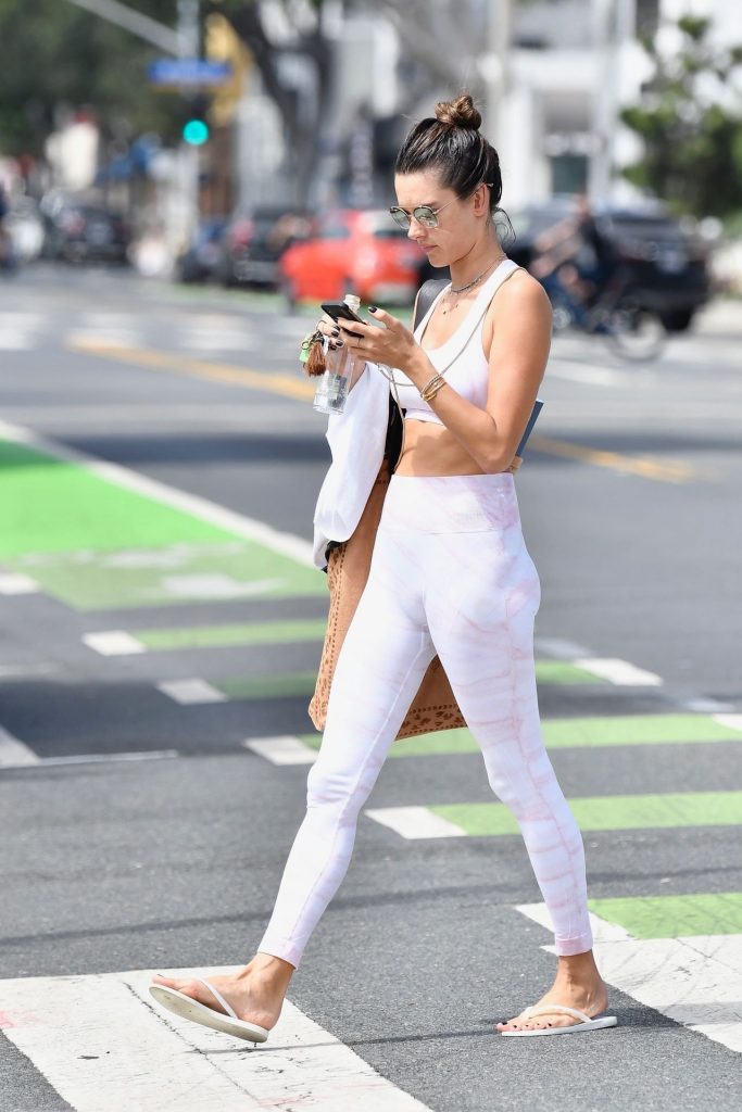 Alessandra Ambrosio Looks Perfect in Her Skintight Yoga Outfit gallery, pic 88