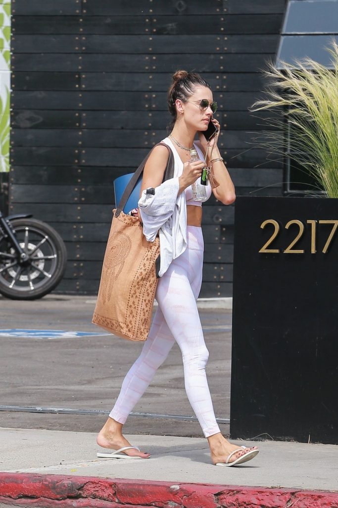 Alessandra Ambrosio Looks Perfect in Her Skintight Yoga Outfit gallery, pic 108