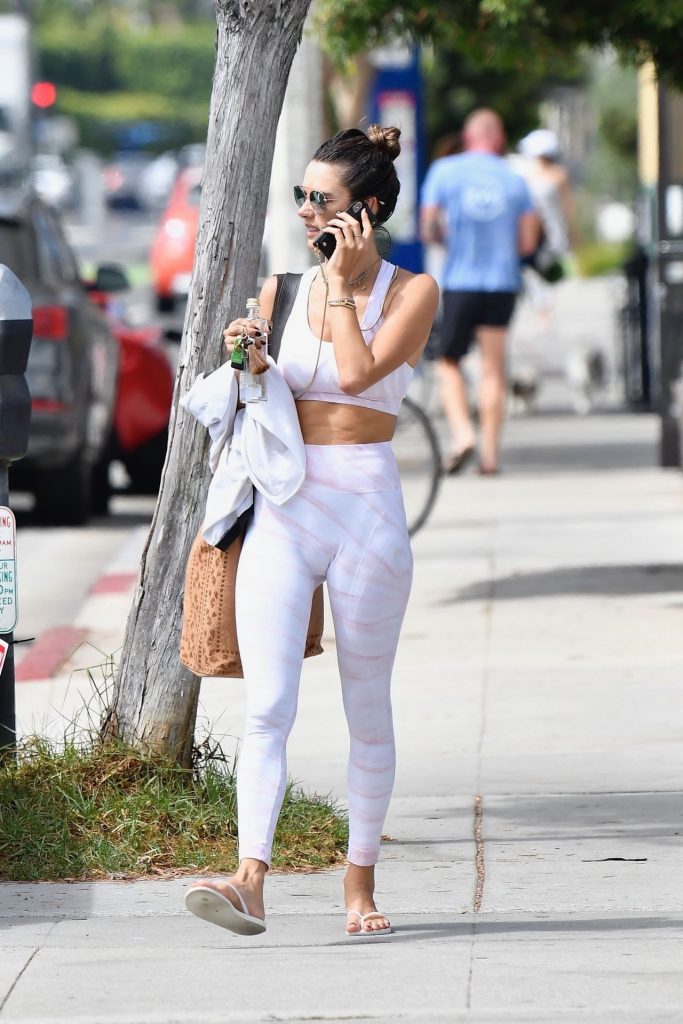 Alessandra Ambrosio Looks Perfect in Her Skintight Yoga Outfit gallery, pic 114