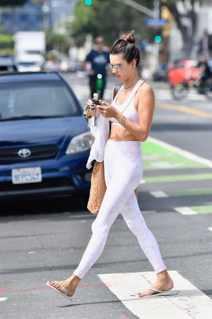 Alessandra Ambrosio Looks Perfect in Her Skintight Yoga Outfit gallery, pic 122