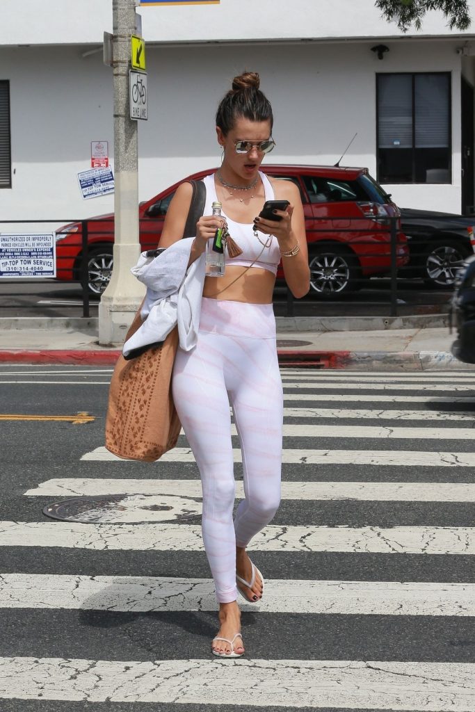 Alessandra Ambrosio Looks Perfect in Her Skintight Yoga Outfit gallery, pic 14