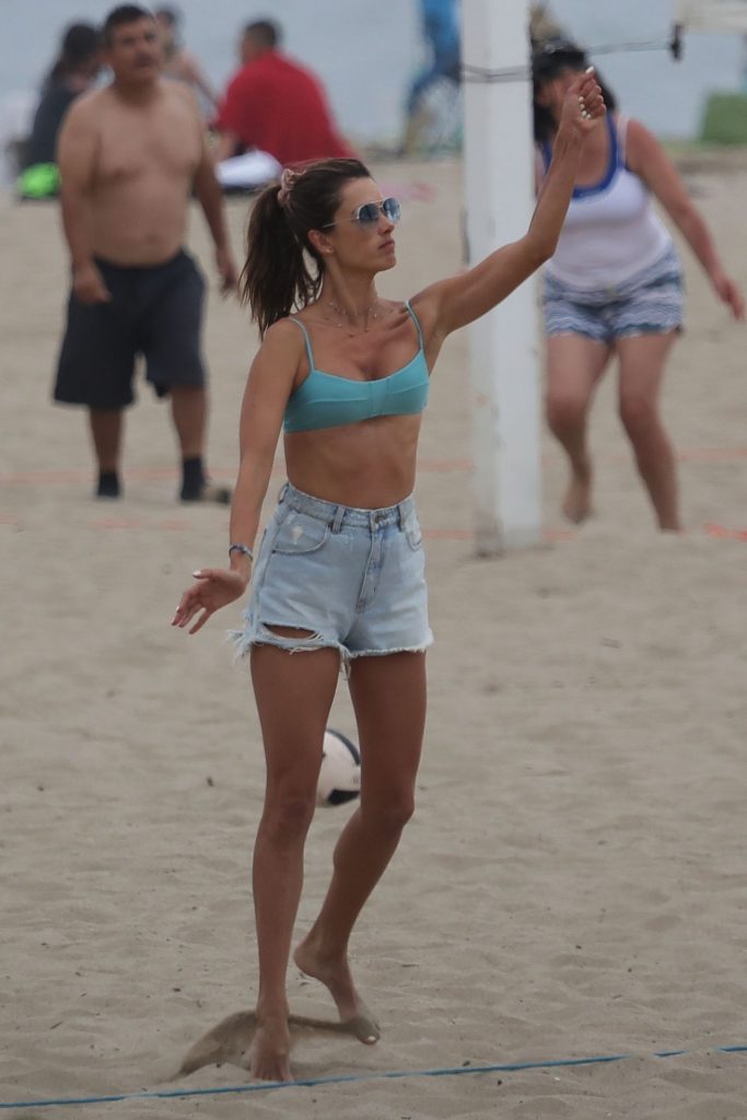 Model Alessandra Ambrosio Shows Her Immaculate Body on a Beach gallery, pic 4
