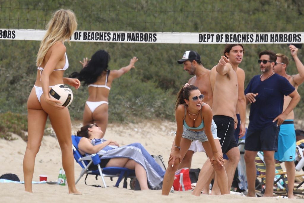 Model Alessandra Ambrosio Shows Her Immaculate Body on a Beach gallery, pic 110