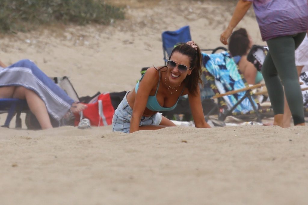 Model Alessandra Ambrosio Shows Her Immaculate Body on a Beach gallery, pic 116