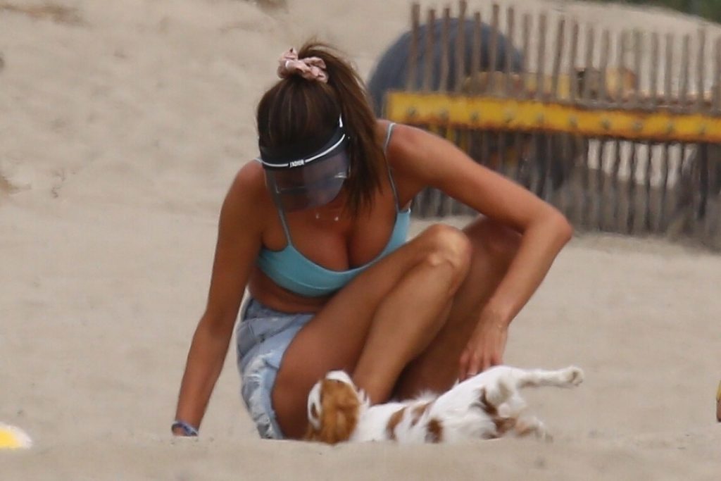 Model Alessandra Ambrosio Shows Her Immaculate Body on a Beach gallery, pic 144