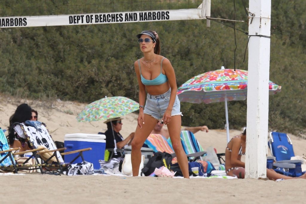 Model Alessandra Ambrosio Shows Her Immaculate Body on a Beach gallery, pic 158