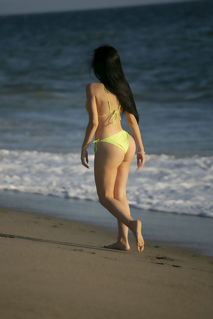 Brazilian Celebrity Claudia Alende Shows Her Hot Bikini Body gallery, pic 36