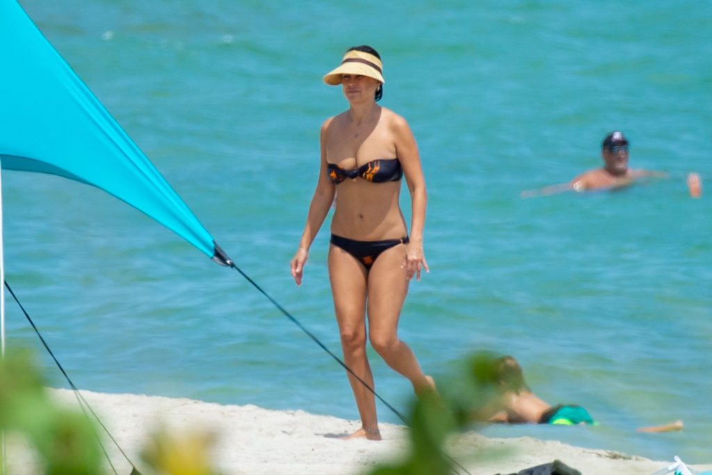 Spanish Babe Raquel Perera Showing Off Her Hot Bikini Body gallery, pic 28