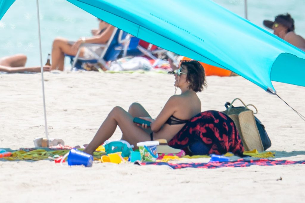 Spanish Babe Raquel Perera Showing Off Her Hot Bikini Body gallery, pic 6