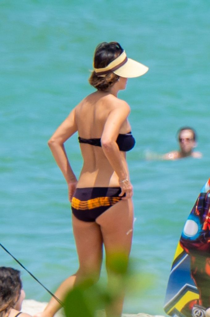 Spanish Babe Raquel Perera Showing Off Her Hot Bikini Body gallery, pic 14