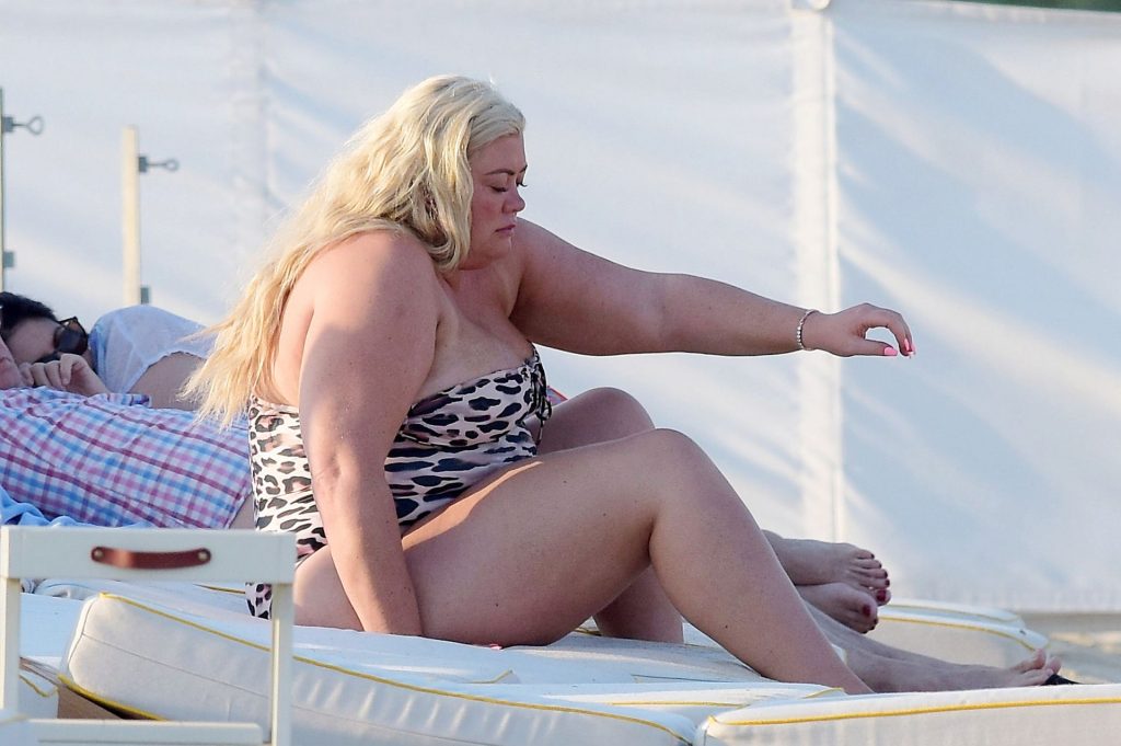 Fat Mature Lady Gemma Collins Shows Her Folds in a Swimsuit gallery, pic 2