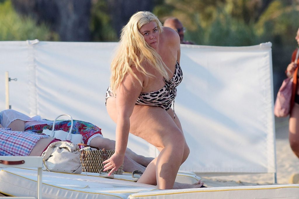 Fat Mature Lady Gemma Collins Shows Her Folds in a Swimsuit gallery, pic 64
