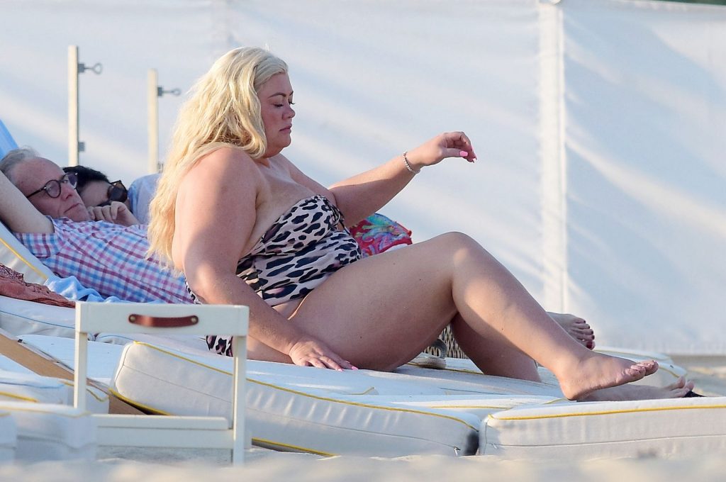 Fat Mature Lady Gemma Collins Shows Her Folds in a Swimsuit gallery, pic 8
