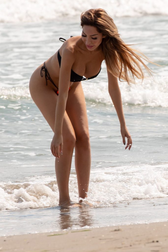 Busty Brunette Celebrity Farrah Abraham Showing Off on a Beach gallery, pic 66