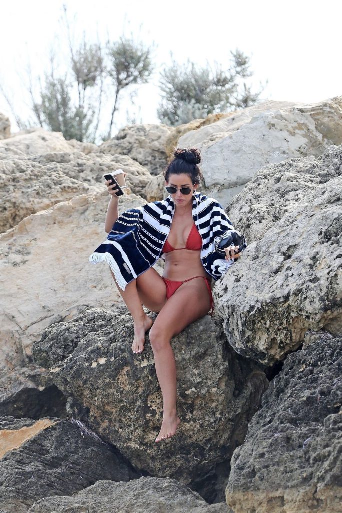 Slim Brunette Vanessa Sierra Shows Her Ass in a Thong Bikini gallery, pic 2