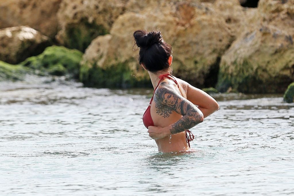Slim Brunette Vanessa Sierra Shows Her Ass in a Thong Bikini gallery, pic 16