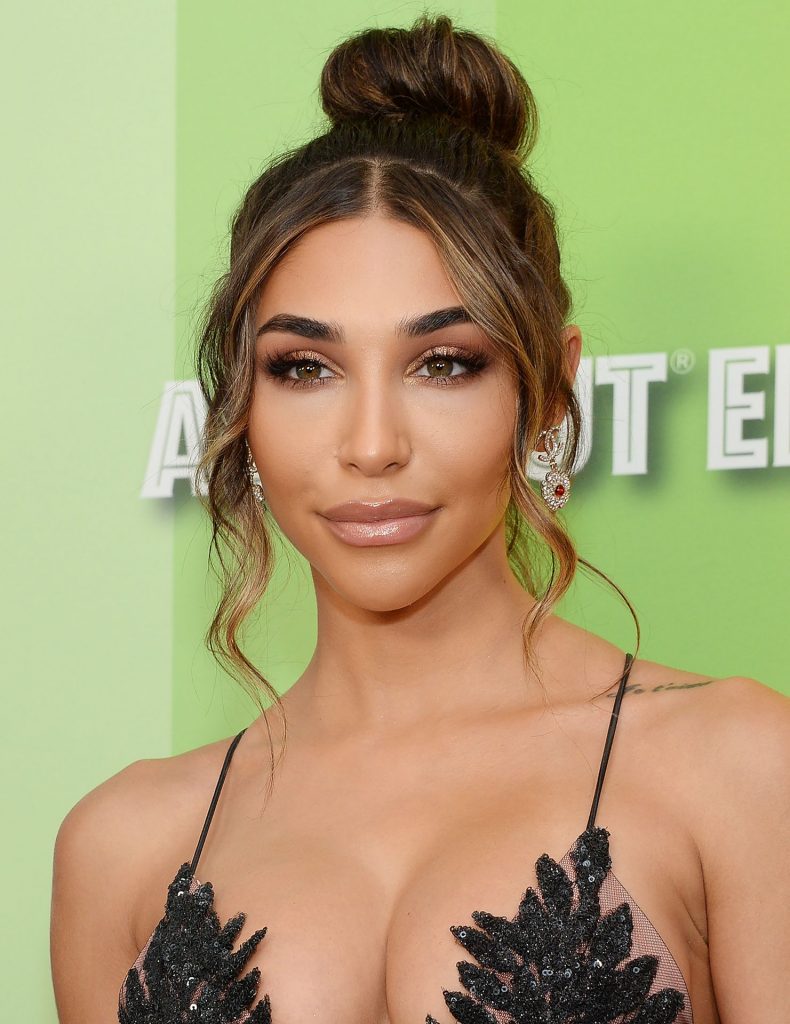 Smoldering Brunette Chantel Jeffries Shows Her Ginormous Boobs gallery, pic 18