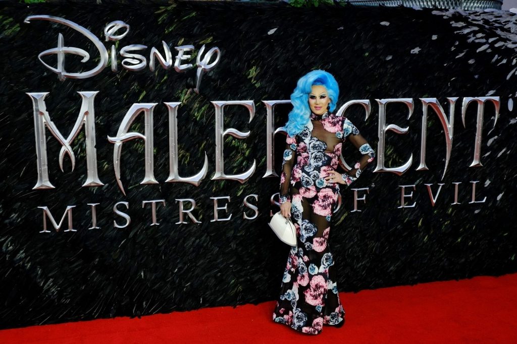 Drag Queen Charlie Hides Showing His Nipple on the Red Carpet gallery, pic 12