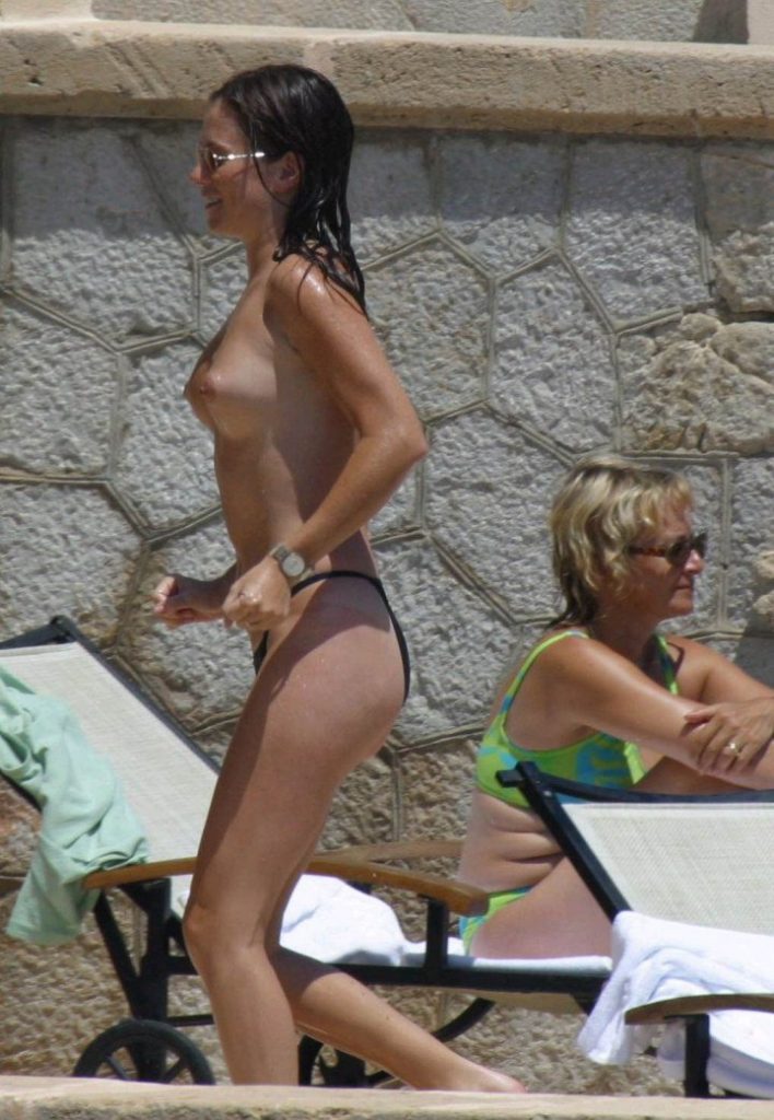 Shameless Brunette Anna Friel Decides to Sunbathe Topless gallery, pic 10