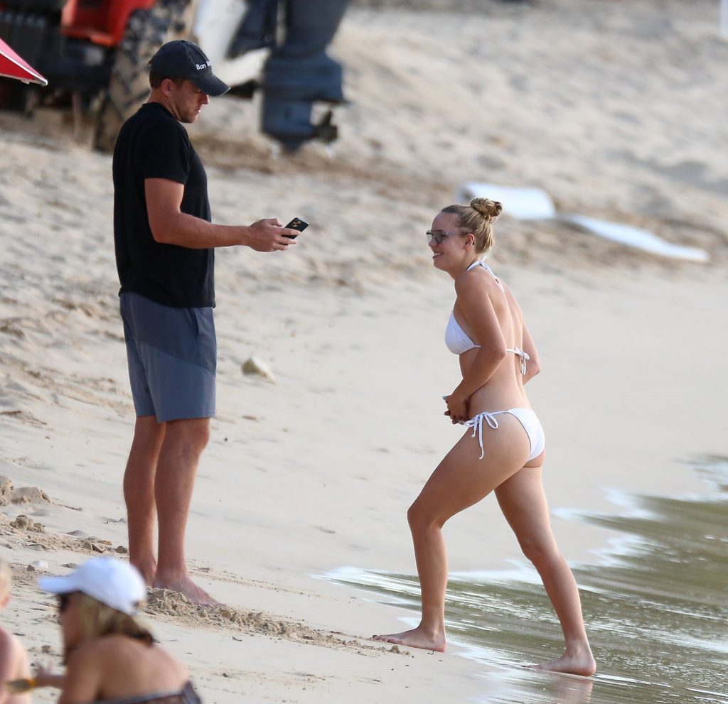 Leggy Caroline Wozniacki Showing Her Tight Body in a Hot Bikini gallery, pic 26