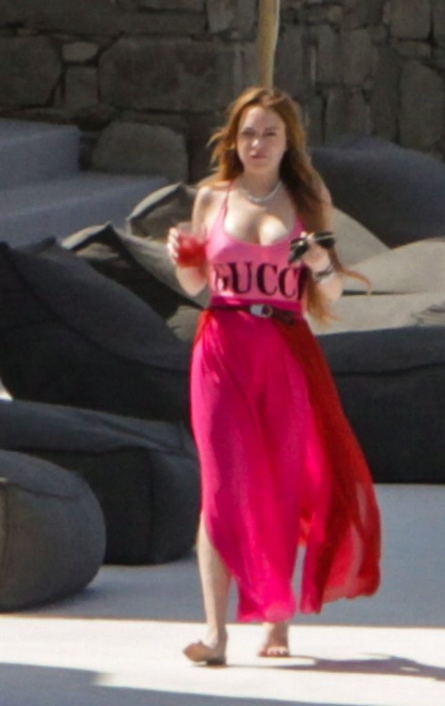 Lindsay Lohan Showing Her Big Boobs While Chilling and Drinking gallery, pic 4